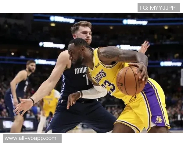 詹姆斯东契奇再显神威25分5篮板10助攻追平湖人传奇韦斯特与贝勒辉煌成就