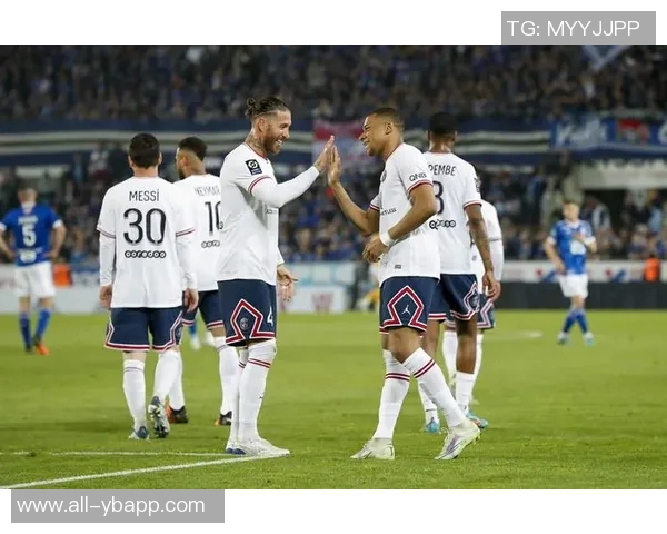 姆巴佩梅开二度助力皇马取胜社媒分享庆祝瞬间展现球队团结力量